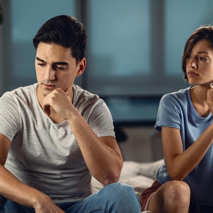 Bahasa tubuh berupa minimnya kontak mata dapat menunjukkan adanya jarak emosional dan berkurangnya ketertarikan dalam hubungan.