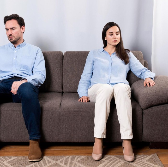 Bahasa tubuh berupa hilangnya sentuhan kecil sehari-hari bisa menjadi tanda berkurangnya keintiman dan kenyamanan dalam hubungan.