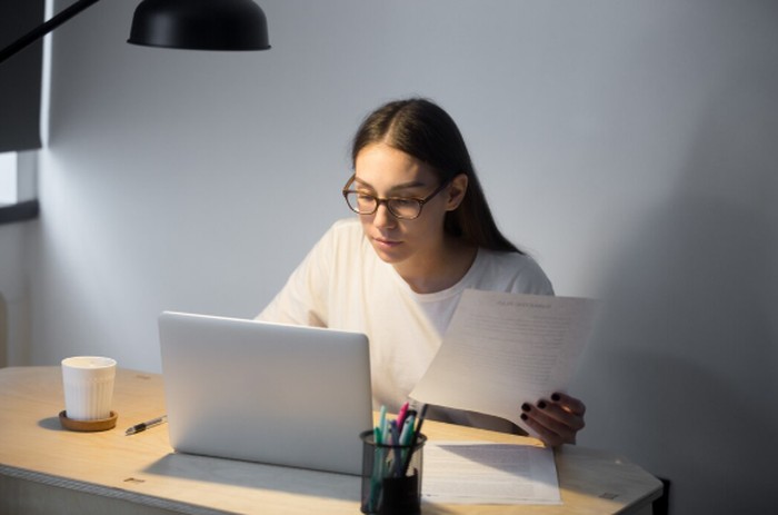 Capricorn cenderung jarang membalas chat karena terlalu fokus pada pekerjaan. Mereka lebih memilih produktivitas dibanding scrolling chat./ Foto: freepik.com/yanalya