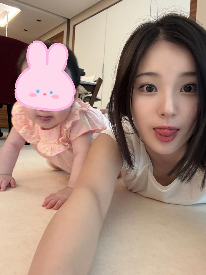 Dalam beberapa potret, perempuan kelahiran 1999 tersebut juga memperlihatkan kebersamaan dirinya dengan suami serta putri cantiknya./ Foto: instagram.com/s2k1m