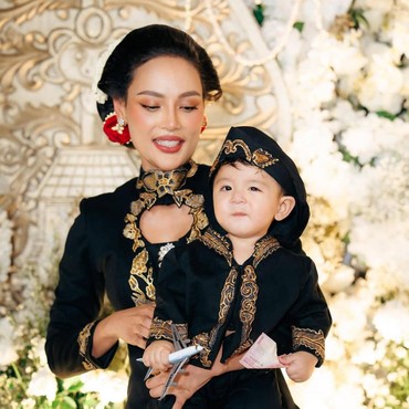 Makna Barang yang Diambil Andrew Anak Erika Carlina di Prosesi Tedak Sinten