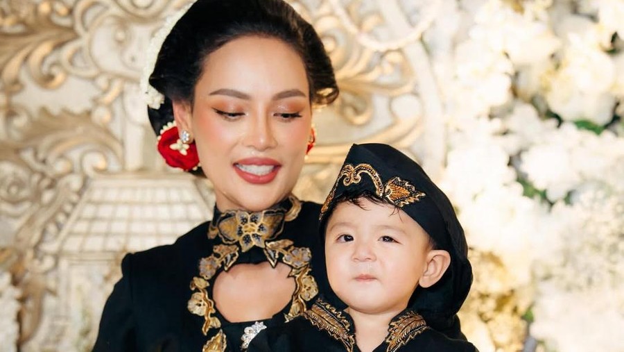 Erika Carlina dan Andrew Raxy Neil