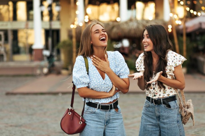 Gemini: Si Talkative yang Selalu Punya Bahan Lucu/ Foto: freepik.com/lookstudio