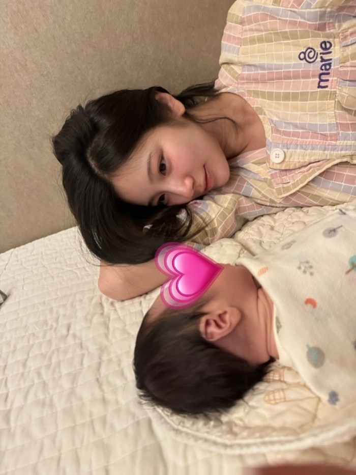 Ia mengunggah sejumlah potret yang memperlihatkan momennya saat hamil, melahirkan, hingga membesarkan putrinya melalui laman media sosial Instagram-nya./ Foto: instagram.com/s2k1m