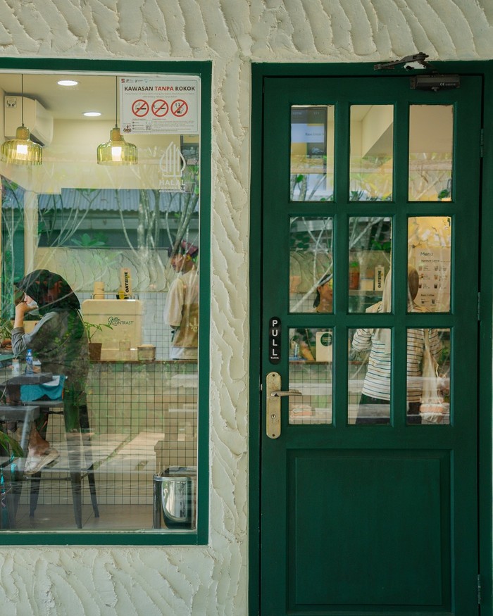 Little Contrast hadir dengan konsep minimalis yang simple tapi tetap cozy. Tempat ini cocok untuk kamu yang suka cafe kecil dengan suasana tenang./ Foto: instagram.com/little.contrast