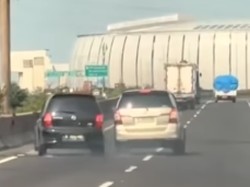 Kijang Innova vs Livina Senggol-senggolan di Tol Kemayoran!