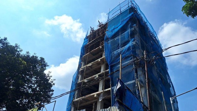 Empat pekerja tewas dan tiga lainnya sesak napas akibat gas di proyek bangunan Tanjung Barat, Jakarta. Polda Metro Jaya selidiki kecelakaan kerja ini