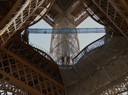 Pemandangan Baru dari Menara Eiffel, Vertigo of the Tower