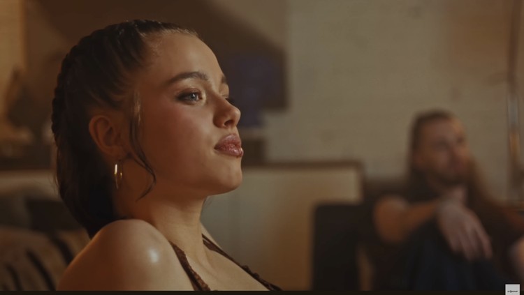 Penampilan Shiloh Jolie dalam teaser video klip Dayoung Cosmic Girls&period; Visualnya mengingatkan netizen dengan ibunya Angelina Jolie saat muda&period;