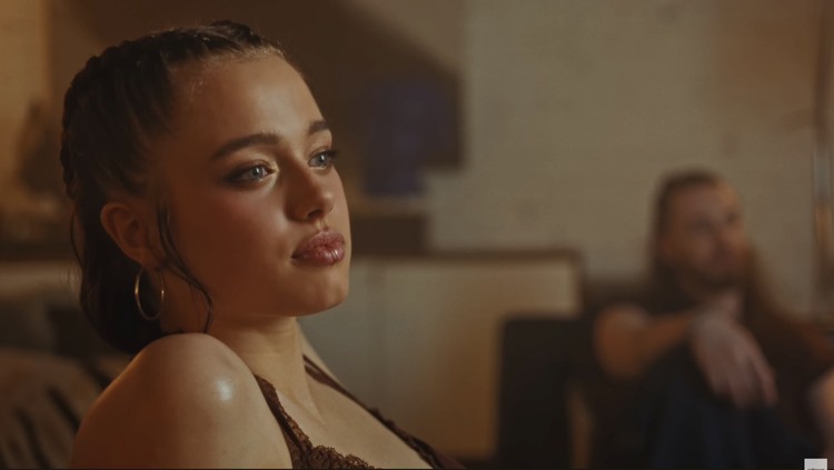 Penampilan Shiloh Jolie dalam teaser video klip Dayoung Cosmic Girls&period; Visualnya mengingatkan netizen dengan ibunya Angelina Jolie saat muda&period;