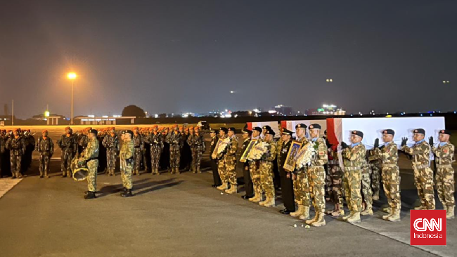 Tiga prajurit TNI yang gugur dalam misi UNIFIL di Lebanon diterbangkan ke daerah asal setelah upacara persemayaman di Bandara Soekarno-Hatta.