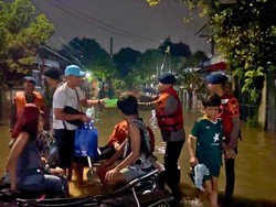 Banjir di Pamulang Tangsel, Polisi Evakuasi Warga Pakai Perahu Karet