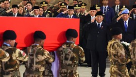 FOTO: Penghormatan Terakhir Tiga Prajurit TNI Gugur di Lebanon