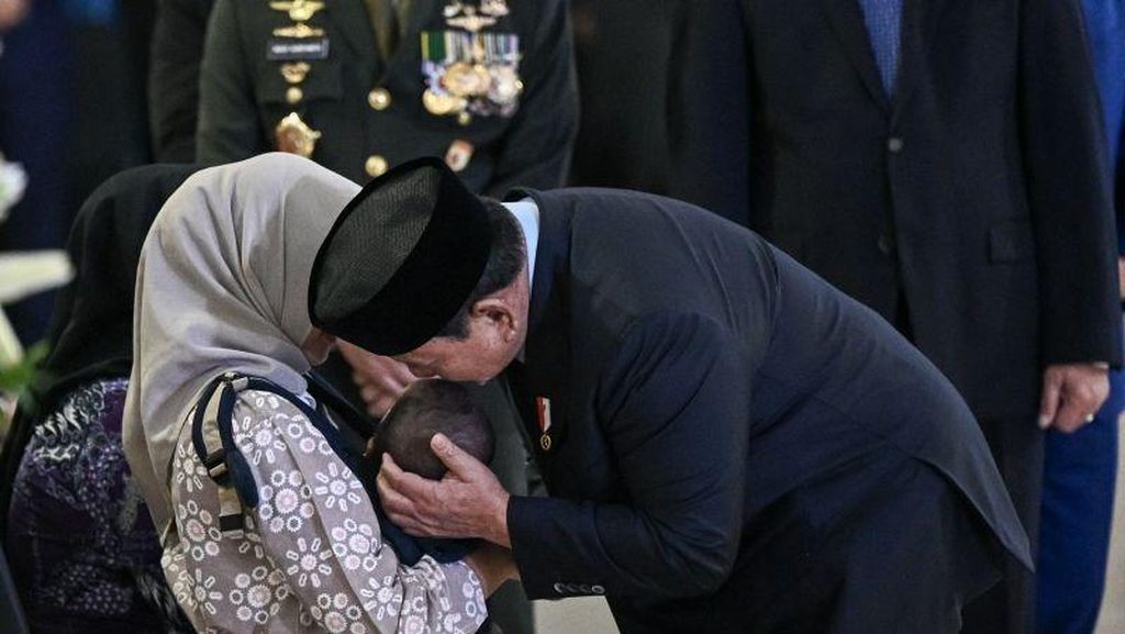 Prabowo Cium Kening Bayi Anak Prajurit TNI yang Gugur di Lebanon
