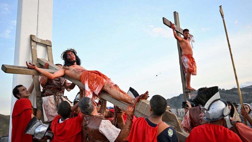 FOTO: Momen Sakral Prosesi Jalan Salib di Berbagai Negara