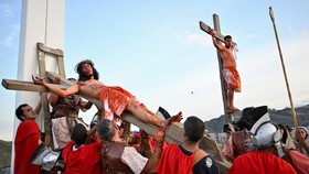 FOTO: Momen Sakral Prosesi Jalan Salib di Berbagai Negara