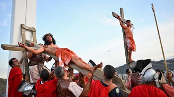 FOTO: Momen Sakral Prosesi Jalan Salib di Berbagai Negara