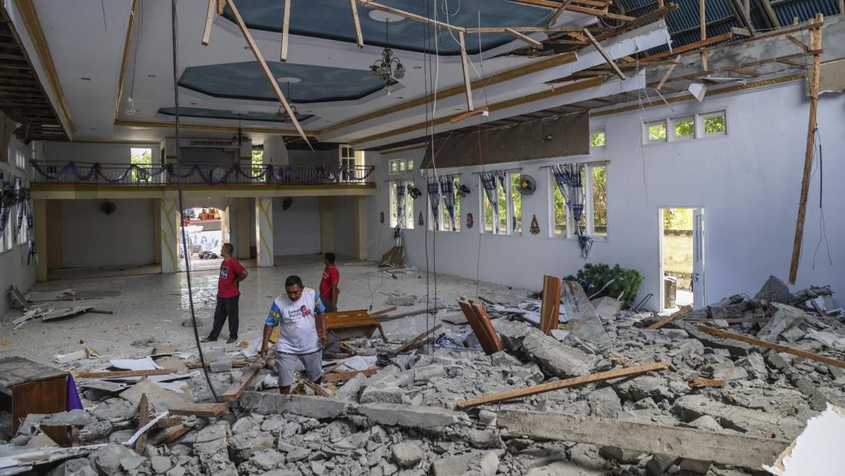 FOTO: Bangunan-bangunan Hancur di Ternate yang Terdampak Gempa