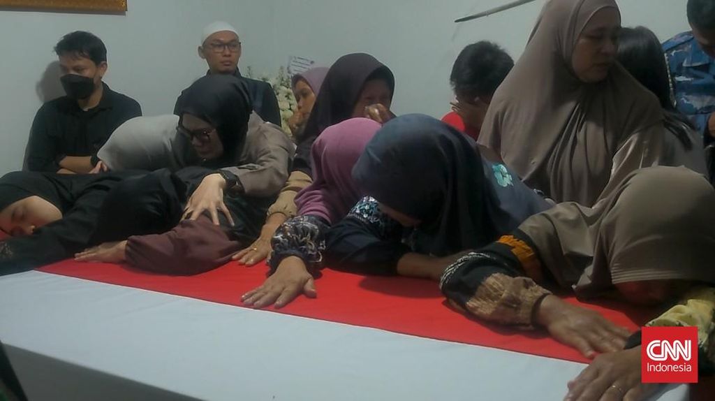 Tangis Keluarga Pecah, Jenazah TNI Gugur di Lebanon Tiba di Cimahi