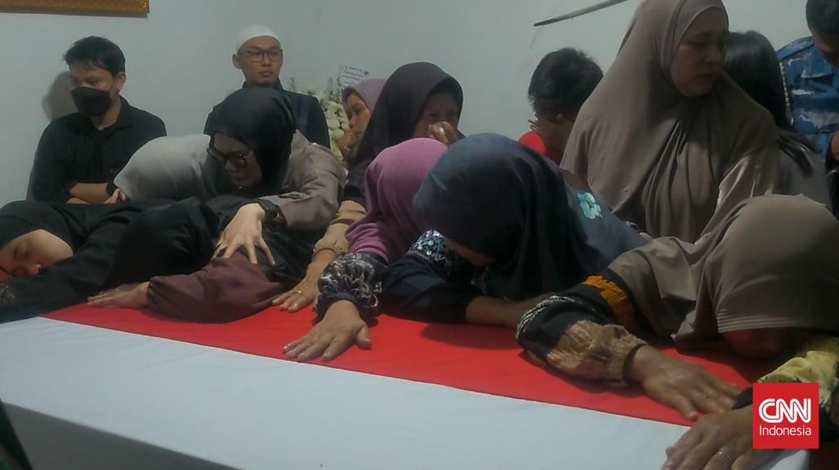 Tangis Keluarga Pecah, Jenazah TNI Gugur di Lebanon Tiba di Cimahi