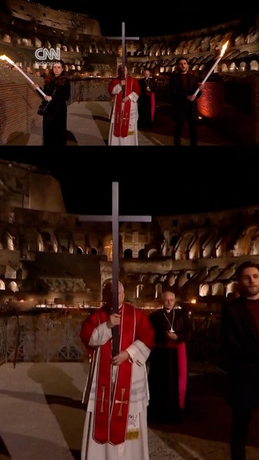 Momen Paus Leo Pimpin Jalan Salib di Koloseum Roma