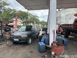 Warga Antre Isi Solar Pakai Jeriken di SPBU Bone, Stok Pertamax 3 Hari Kosong
