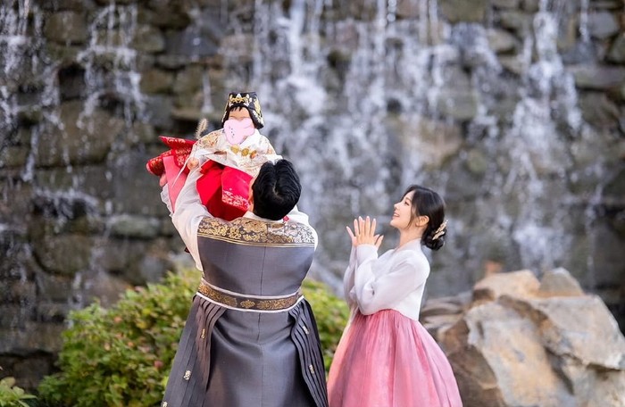 Yup, pada (30/3) lalu, Sohee membagikan momen hangat saat dirinya berperan sebagai seorang ibu sekaligus istri./ Foto: instagram.com/s2k1m