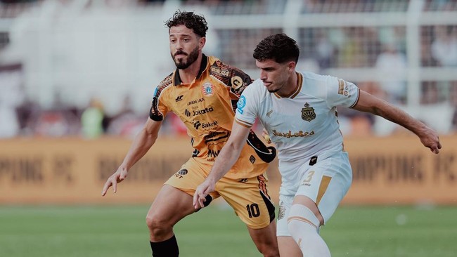 Tampil dengan 10 pemain, Persija Jakarta tak mampu mencuri poin dari Bhayangkara FC dalam Super League di Stadion Sumpah Pemuda, Minggu (5/4).