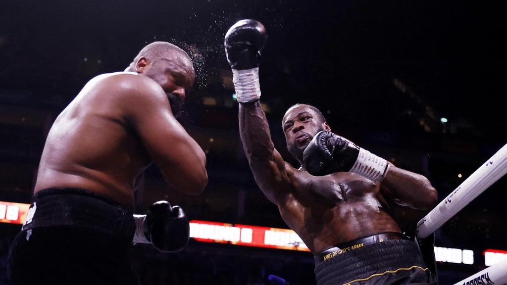 FOTO: Wilder Taklukkan Chisora di Duel Panas