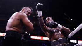 FOTO: Wilder Taklukkan Chisora di Duel Panas