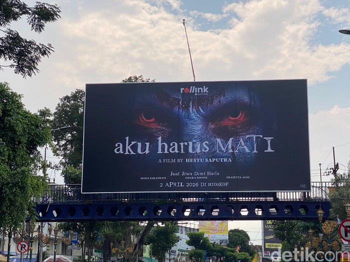 Iklan film horor 'Aku Harus Mati' terpasang di JPO Kayutangan, Kota Malang.