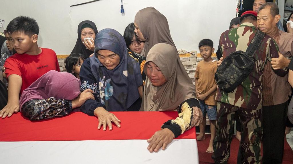 FOTO: Haru Menyelimuti Rumah Duka Prajurit TNI yang Gugur di Lebanon