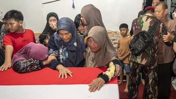 FOTO: Haru Menyelimuti Rumah Duka Prajurit TNI yang Gugur di Lebanon