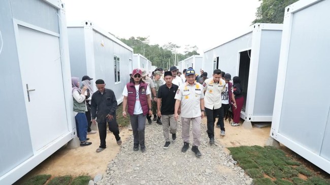 Secara fisik, huntara di Desa Lubuk Sidup, Aceh Tamiang, telah siap ditempati, dengan jaringan listrik yang sudah terpasang dan hanya menunggu proses aktivasi