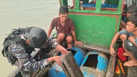 Kapal Perang RI Sergap Diduga Perompak Minyak CPO di Selat Rupat