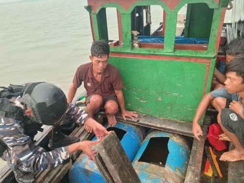 Kapal Perang RI Sergap Diduga Perompak Minyak CPO di Selat Rupat