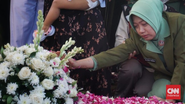 Jenazah Kopda Farizal, prajurit TNI yang gugur di Lebanon, dimakamkan di TMP Giripeni. Upacara militer dihadiri keluarga dan pejabat TNI.