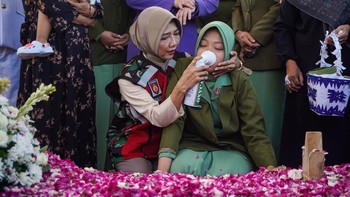 FOTO: Pemakaman Prajurit TNI yang Gugur di Lebanon