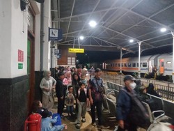 Rel Terendam Banjir, KA Siliwangi ke Sukabumi Tertahan di Stasiun Cianjur