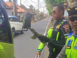 Sudah Dilarang, Truk-truk Pasir Nekat Melintasi Jalur Pemedek di Besakih