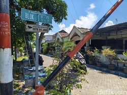 Viral Aksi Lansia Tutup Sepihak Jalan Perumahan di Sidokare Jatim