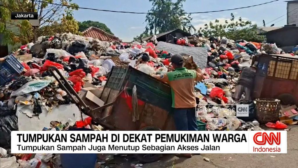 VIDEO: Tumpukan Sampah Menggunung Dekat Permukiman Warga di Cakung