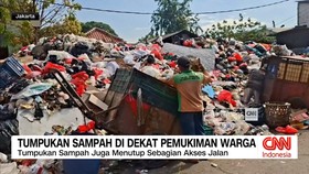 VIDEO: Tumpukan Sampah Menggunung Dekat Permukiman Warga di Cakung