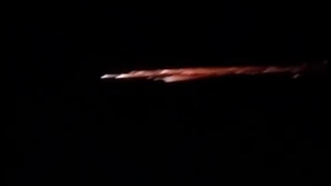 Fenomena benda bercahaya di langit Lampung ternyata adalah sampah antariksa, pecahan roket China CZ-3B. Objek ini terlihat jelas saat memasuki atmosfer.