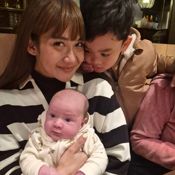 <p>Sejak kelahirannya, Gracia pun membagikan potret <em>Baby</em> Maxim yang memiliki paras bule dari sang Ayah yang berdarah Belanda. Seperti pada foto baru-baru ini, terlihat <em>Baby</em> Maxim digendong oleh istri Gilang Dirga, Adiezty Fersa, saat mereka sedang berlibur bersama ke Amsterdam. "Dari Bekasi to Amsterdam," ungkap Gracia. (Foto: Instagram @graciaz14)</p>