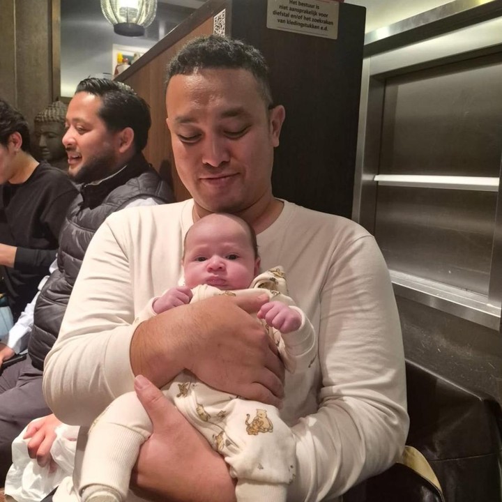 <p>Pada kesempatan yang sama, <em>Baby</em> Maxim tampak begitu menggemaskan saat digendong oleh Gilang Dirga. Anak kedua Gracia ini juga memiliki kulit putih bersih dan pipi <em>chubby</em> yang bikin gemas, Bunda. (Foto: Instagram @graciaz14)</p>
