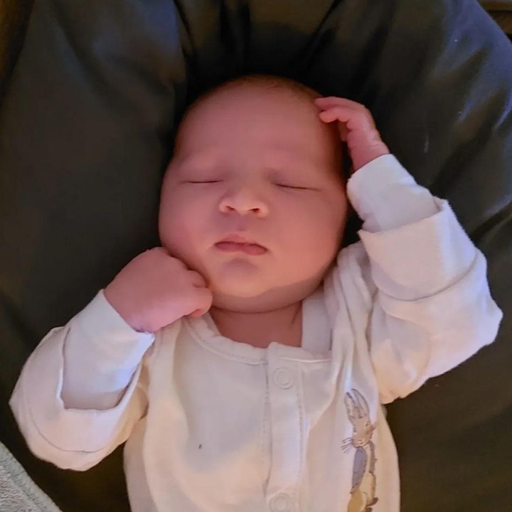 <p>Mengintip dari salah satu unggahan di Instagram, banyak netizen yang terpana dengan paras <em>Baby</em> Maxim. Bahkan, tak sedikit yang menyebut kalau anak kedua Gracia Indri ini&nbsp;sangat bule, Bunda. "<em>Baby</em> bule cakep banget, gemas," kata<em> @yut****</em>. "Bule banget mancung lagi hidungnya," ungkap <em>@ayi****.</em> "Ganteng banget anaknya," tambah <em>@evi****</em>. (Foto: Instagram @graciaz14)</p>