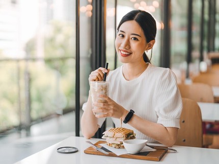 8 Kelebihan Orang yang Lebih Suka Makan Sendiri di Restoran