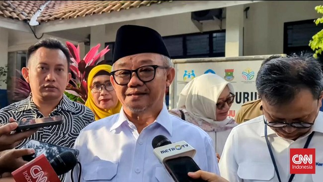 Menteri Pendidikan Dasar dan Menengah (Mendiksdasmen), Abdul Mu'ti, meninjau jalannya Tes Kemampuan Akademik (TKA) dan memberi semangat kepada murid.