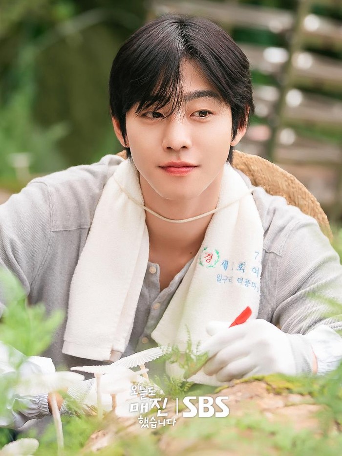 Ahn Hyo Seop berperan sebagai Matthew Lee di Sold Out on You. Ia merupakan seorang petani sekaligus CEO untuk sebuah perusahaan bahan alami.